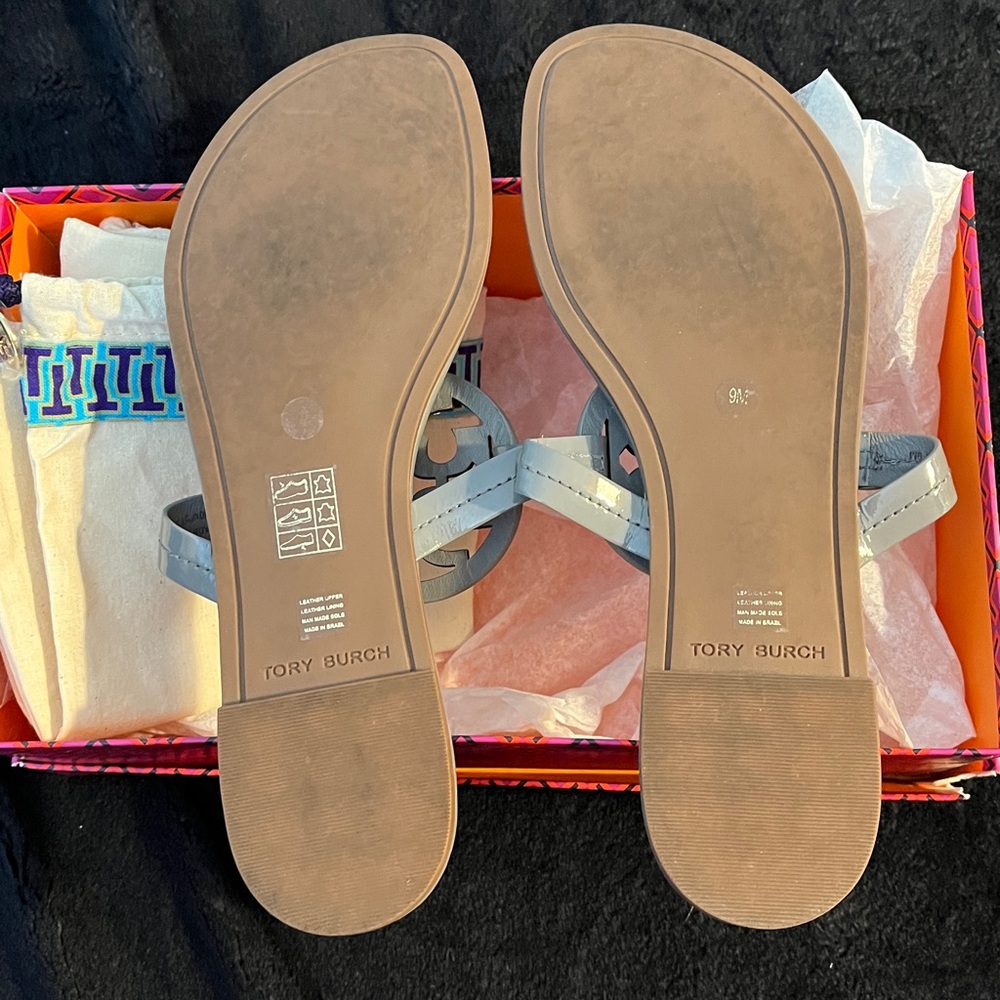 Tory Burch Patent Leather Logo Toe-Post Sandals in Light Gray - Picture 2 of 4